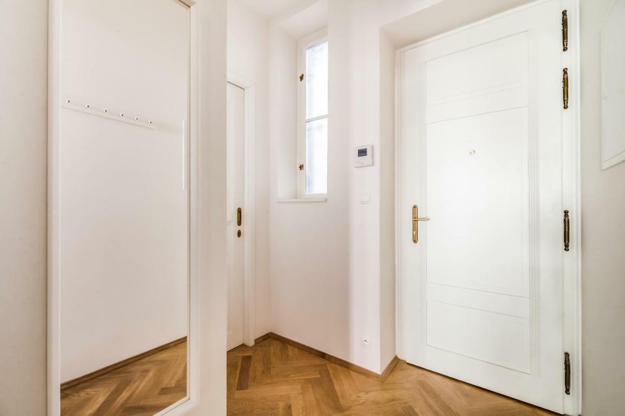 Trendy Local Apartment Prague Extérieur photo