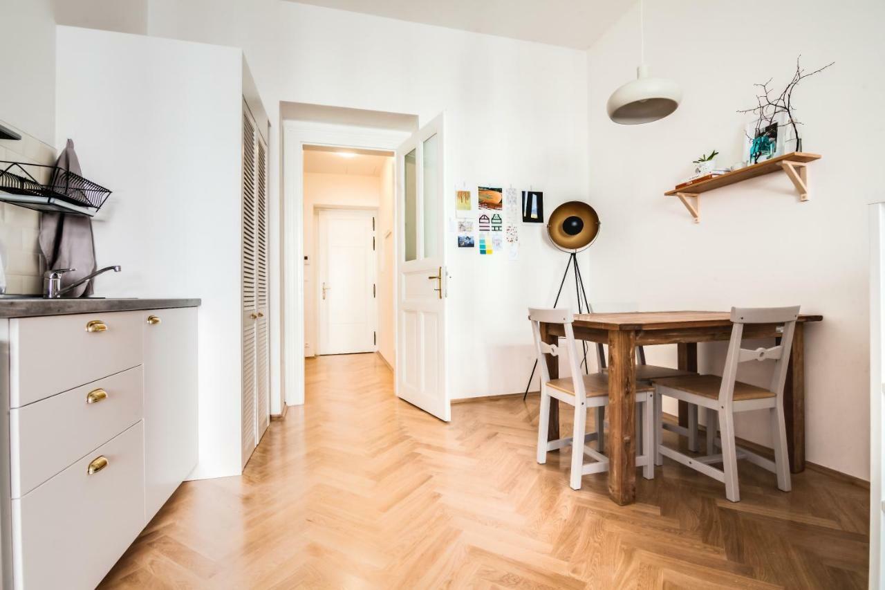 Trendy Local Apartment Prague Extérieur photo